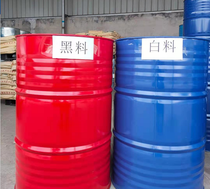 噴涂硬泡聚氨酯以聚氨酯黑料(聚合MDI)、順達(dá)白料(組合聚醚)為雙組分。按照質(zhì)量比1:1的比例，通過高壓無氣噴槍自動(dòng)混合均勻，然后以氣霧的形式高速噴涂，由于其優(yōu)異的自粘接性能，最終在被噴涂面上形成均勻、細(xì)膩的泡沫體
