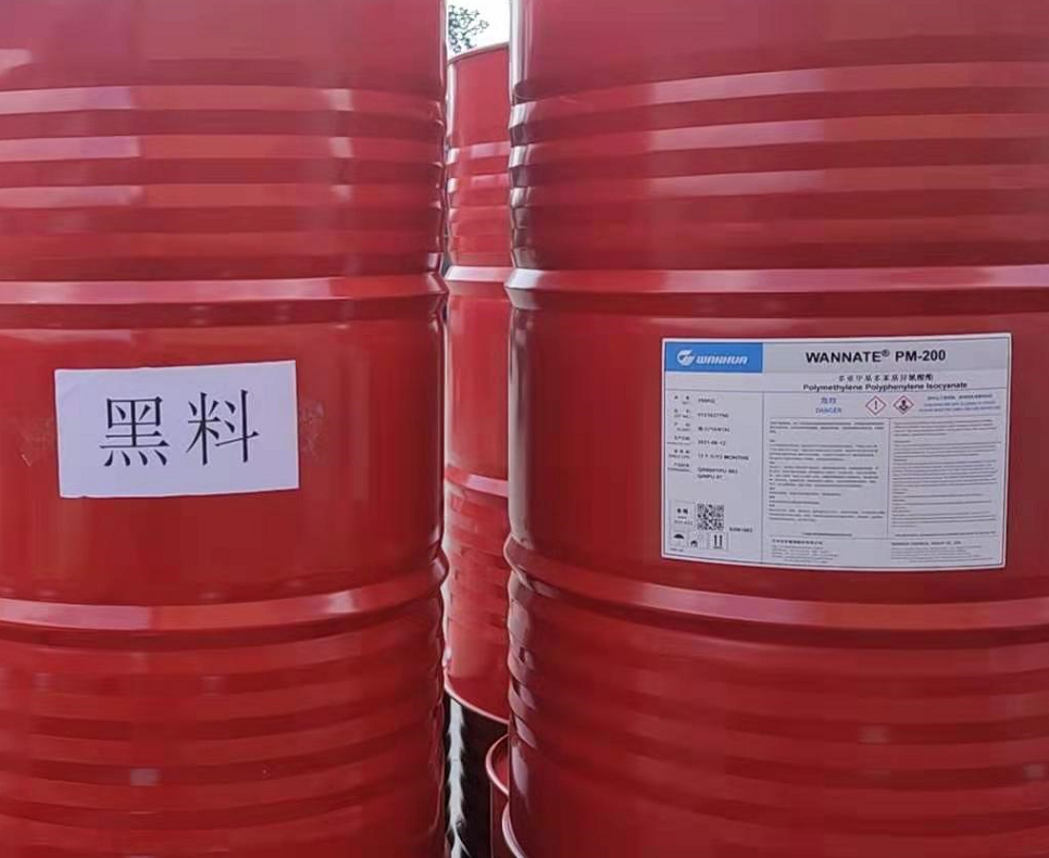 噴涂硬泡聚氨酯以聚氨酯黑料(聚合MDI)、順達(dá)白料(組合聚醚)為雙組分。按照質(zhì)量比1:1的比例，通過高壓無氣噴槍自動(dòng)混合均勻，然后以氣霧的形式高速噴涂，由于其優(yōu)異的自粘接性能，最終在被噴涂面上形成均勻、細(xì)膩的泡沫體