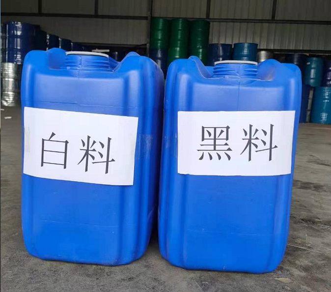 噴涂硬泡聚氨酯以聚氨酯黑料(聚合MDI)、順達(dá)白料(組合聚醚)為雙組分。按照質(zhì)量比1:1的比例，通過高壓無氣噴槍自動(dòng)混合均勻，然后以氣霧的形式高速噴涂，由于其優(yōu)異的自粘接性能，最終在被噴涂面上形成均勻、細(xì)膩的泡沫體